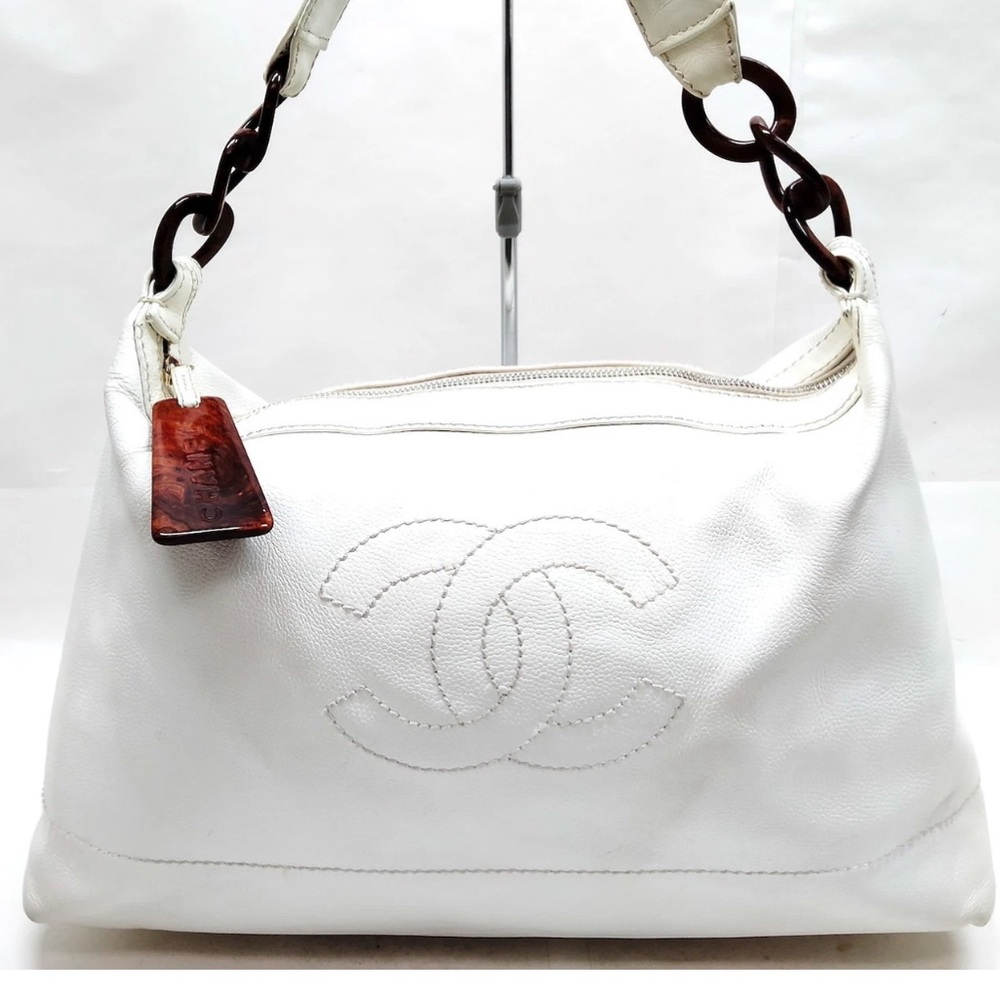 CHANEL White Leather Shoulder Bag